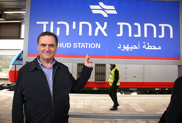 ישראל כץ בתחנת אחיהוד בקו עכו-כרמיאל