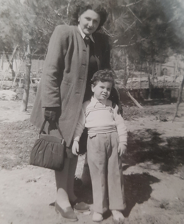 1948. יצחק ברמן בן השלוש עם אמו שושנה, בירושלים