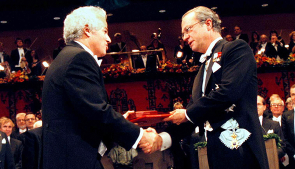 פרוזנר (מימין) מקבל פרס נובל לרפואה ב־1997 על מחקר במימון חברת טבק שחיפשה הסחת דעת
