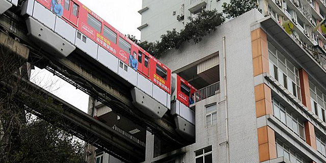 רק בסין: הבניין מפריע לרכבת? לא נורא, נעבור דרכו