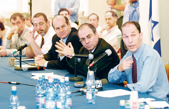 ראש אגף התקציבים יוגב (מימין) עם שר האוצר שלום, אוקטובר 2002. "הרעיון היה להוכיח שישראל מדינה עם משמעת תקציבית" , צילום: עמית שאבי