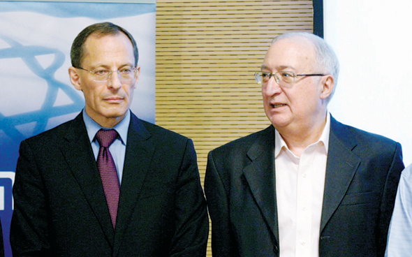 טרכטנברג (מימין) וקנדל בוועדת טרכטנברג, ספטמבר 2011. "הציבור לא הבין שמקטינים את השירותים הציבוריים" , צילום: אלכס קולומויסקי