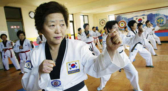 קשישה דרום־קוריאנית. הפער בתוחלת החיים בין המינים הולך ומתכווץ