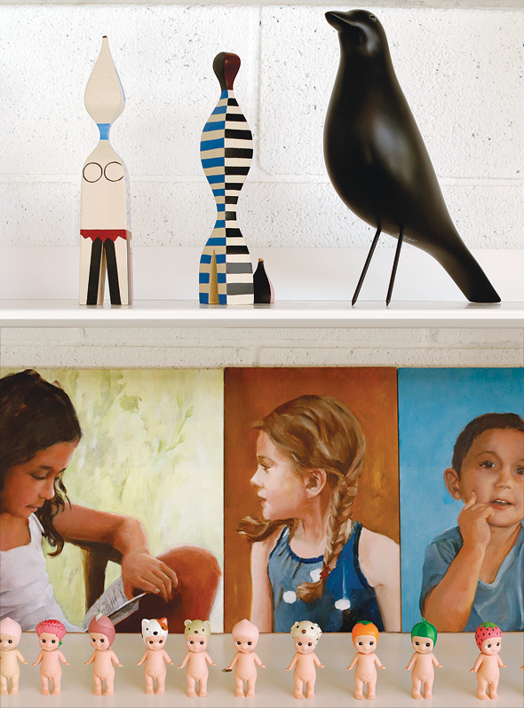 למעלה: פריטים איקוניים של אימס לוויטרה; ציורי שמן של ילדיו של קדם; בובות ואוסף עטים של מוג’י 