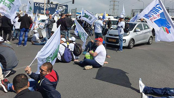 מאות עובדי חיפה כימיקלים חוסמים את צומת גהה