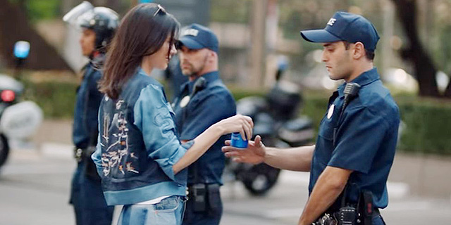 פפסי הורידה את הפרסומת עם קנדל ג&#39;נר שמגישה פחית לשוטר שחוסם מפגינים