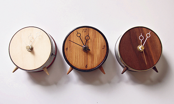 שעוני עץ של סטודיו Suit Case