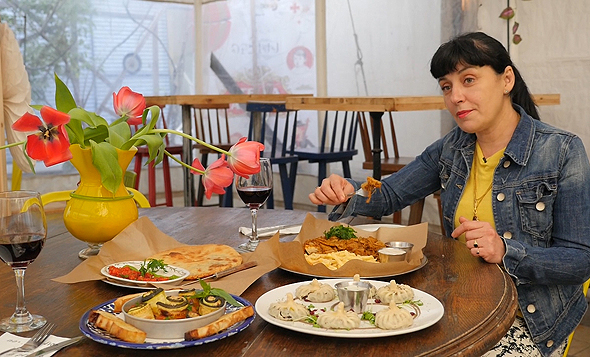 ננה שרייר, מסעדת ננוצ'קה בת"א. מועדון צרכנים טבעוני יצא לדרך בישראל