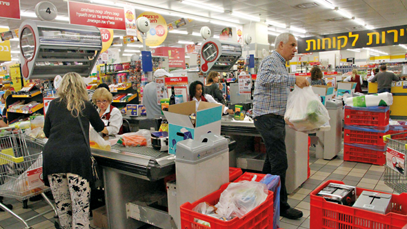 Shoppers at the supermarket. Photo: Zohar Shachar