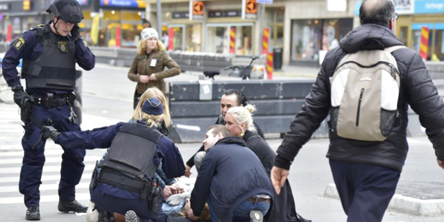 חשד לפיגוע בשטוקהולם: משאית דהרה לעבר קונים, 3 הרוגים ופצועים רבים