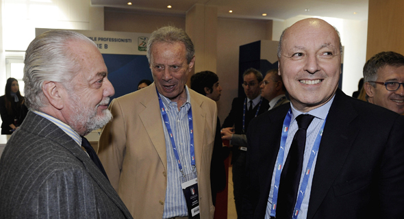 בפה מארוטה (מימין) לצד נשיא פאלרמו מאורציו זאמפריני (אמצע) והבעלים של נאפולי, אאורליו דה לאורנטיס. הצנע ולכת, צילום: גטי אימג