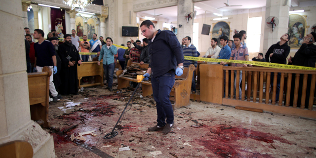 נוצרים על הכוונת: עשרות הרוגים ופצועים בפיגועים בשתי כנסיות במצרים