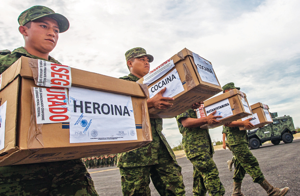 חיילים מקסיקנים מובילים חבילות מוחרמות של הרואין וקוקאין. התוכנית למלחמה בקרטלי הסמים זכתה ליחס אוהד ברשתות החברתיות בזכות אמצעים לא כשרים, צילום: איי אף פי