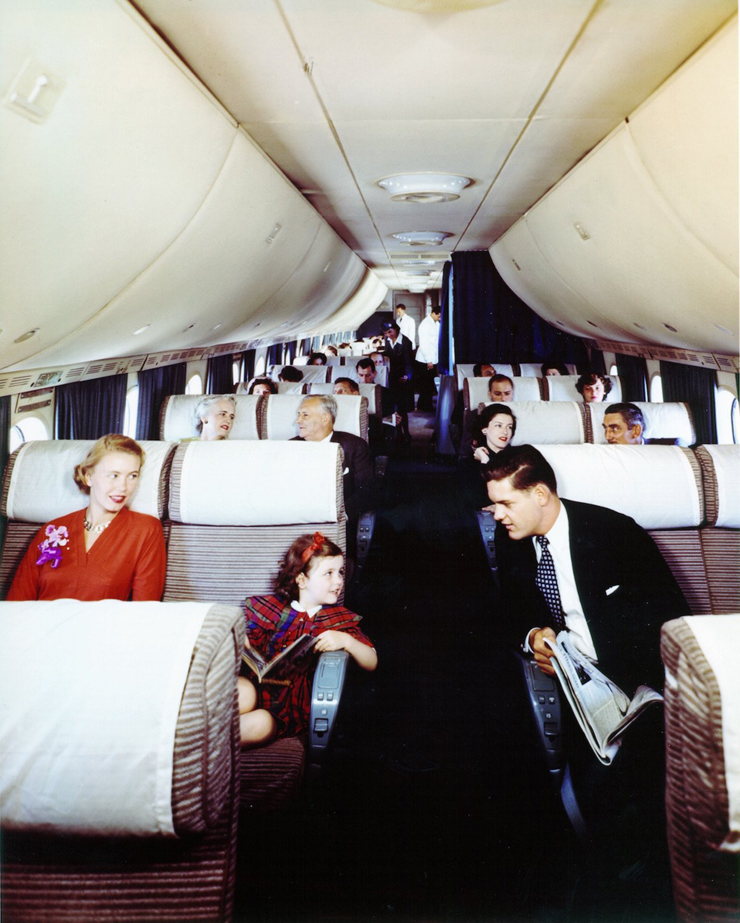 תא הנוסעים המרכזי הכיל 18 מושבים בלבד, צילום: בואינג
