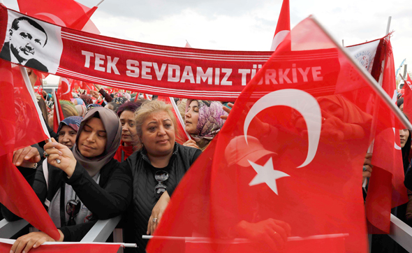 הפגנה בטורקיה היום, לאחר משאל העם, צילום: רויטרס