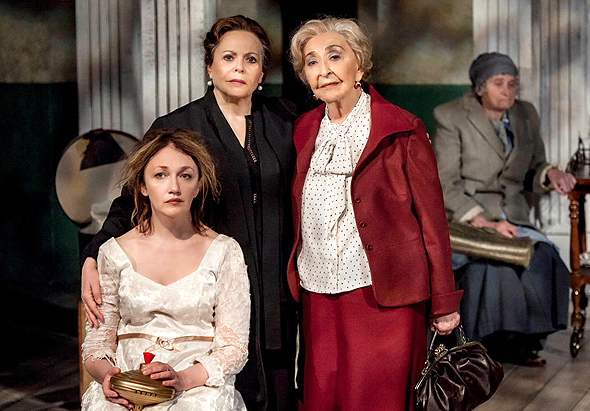 שלוש אחיות. מימין: ליא קניג, גילה אלמגור, יבגניה דודינה