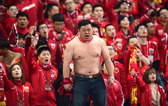 אוהד כדורגל סיני. רוצים להשאיר את ההון בסין