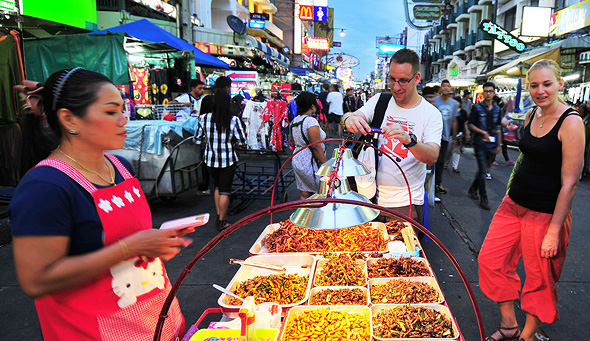 דוכן אוכל בבנגקוק. הפעילות של העיר נגד הדוכנים כבר החלה