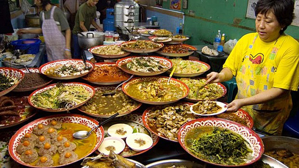 דוכן אוכל רחוב בבנגקוק, תאילנד 