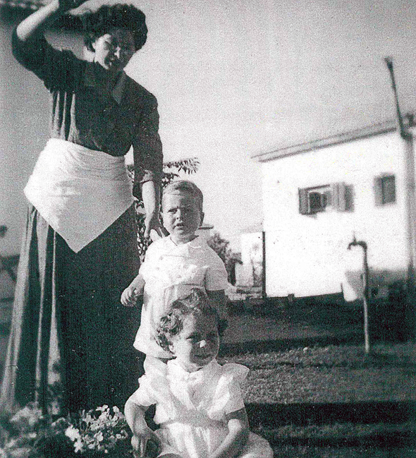 1953. משה יעלון בן ה־3 עם אמו בתיה ואחותו יפה, בת 5, בחצר הבית בקריית חיים