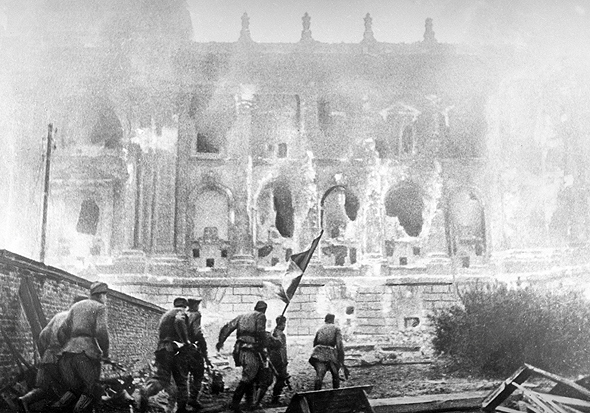 השריפה ברייכסטאג, שהובילה לשלילת זכויות בגרמניה ב־1933. סניידר מזהיר מ"שריפה ברייכסטאג" אמריקאית, "אסון שישמש למצב חירום. זה תרחיש סביר" 