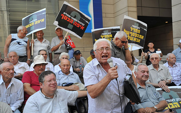 Israeli holocaust survivors protesting their financial difficulties, 2017. Photo: Dudu Azulay