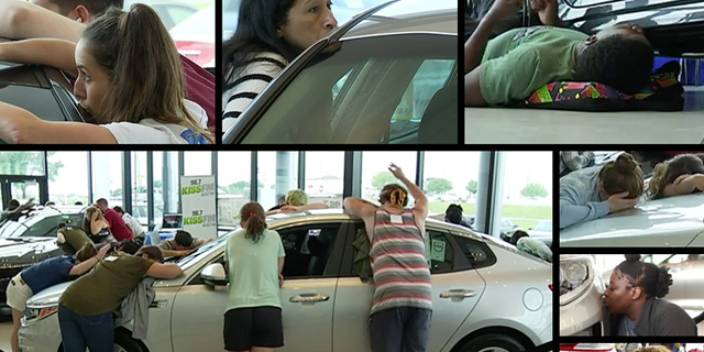 צפו: עשרות אנשים מנשקים מכונית כדי לקבל אותה בחינם