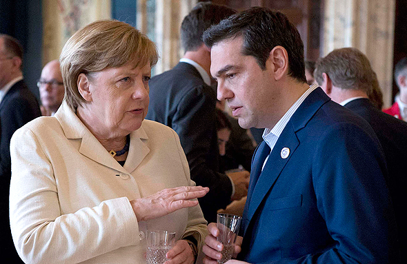ראש ממשלת יוון אלכסיס ציפרס עם קאנצלרית גרמניה אנגלה מרקל, צילום: איי אף פי