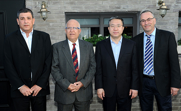 מימין רוני בריק, פאנג צ'יוקן יו"ר התאחדות הקבלנים הסינית, אביגדור יצחקי ואליאב בן שמעון