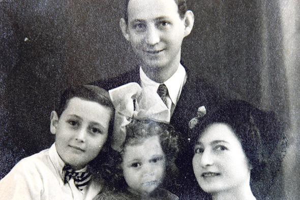 1939. אייבי נאמן בן ה־6 עם הוריו חנה ומיכאל ואחותו אביבה, בת 4, סטודיו לצילום בתל אביב