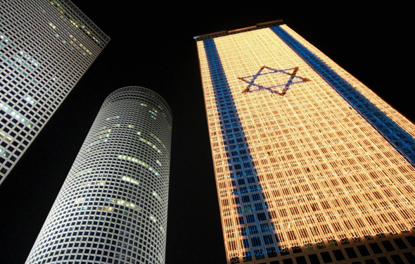 דגל ישראל דולק על מגדלי עזריאלי 