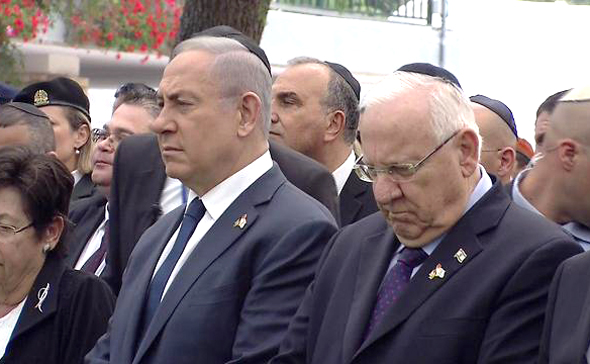 ראש הממשלה בנימין נתניהו והנשיא רובי ריבלין עומדים ב צפירה ב טקס יום הזיכרון, צילום: MX1
