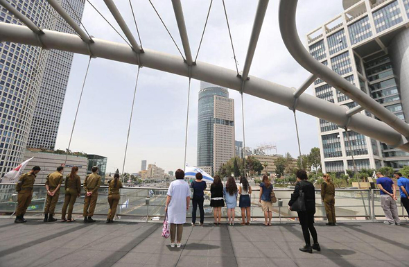 עומדים בצפירה בתל אביב