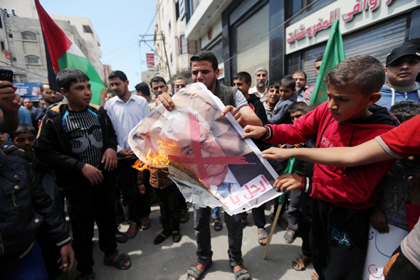 הפגנה ברצועת עזה. הנהגת חמאס והזרוע הצבאית שלה דווקא לא יודעות מחסור, צילום: רויטרס