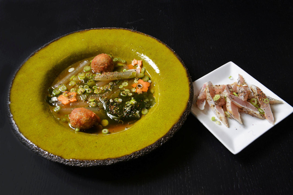 מנה במסעדת אואזיס המוגשת עם אצות נורי שטוגנו בטמפורה, צילום: תמר מצפי