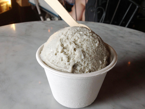 גלידת אצות ושומשום שחור במסעדת סקיי אייס בברוקלין