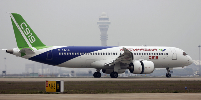 היסטוריה בסין: השיקה את מטוס הנוסעים שאמור להתחרות בבואינג ובאיירבוס