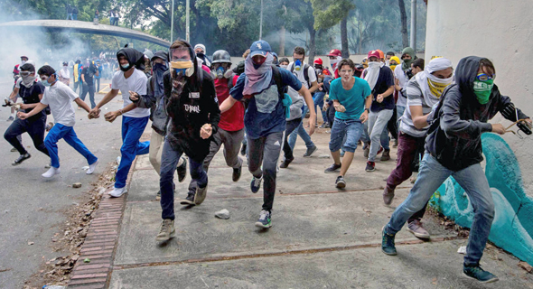 הפגנות בוונצואלה. אזרחים חוצים את הגבול לקולומביה כדי לקנות נייר טואלט