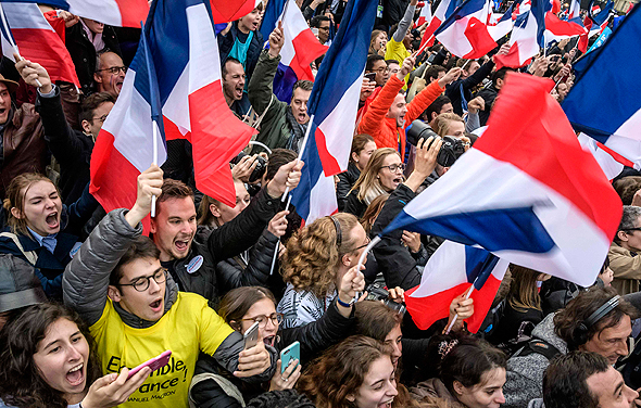 תומכי עמנואל מקרון את ניצחונו ב בחירות לנשיאות חוגגים פריז צרפת , צילום: אי פי איי
