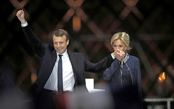 עמנואל מקרון עם אישתו בריג'יט נאום ניצחון בחירות 2017 לנשיאות מוזיאון צרפת, צילום: רויטרס