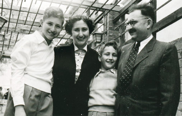 משפחת פרופר: דן (משמאל) עם הוריו ואחיו גד. הקימו את המפעל ב־1946 עם עוד שש משפחות 