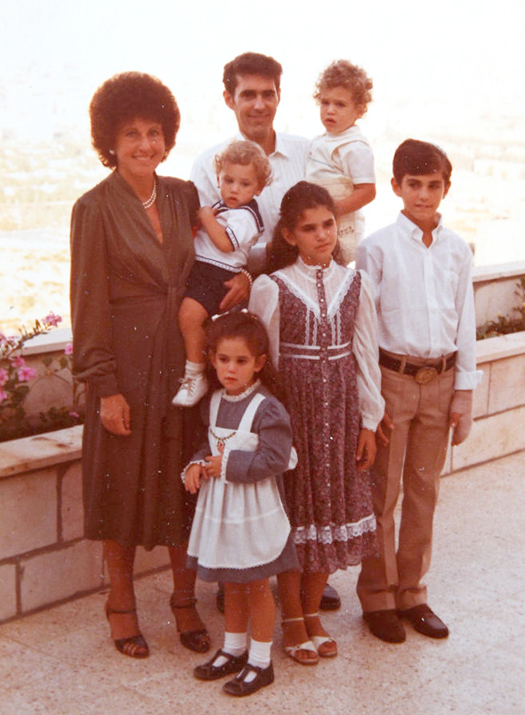 1981. יוסף סידר בבר המצווה שלו, עם הוריו ציפי וחיים ואחיו (מהגדולה לקטן) דליה (10), נועה (4), יואב (שנתיים) ויונתן (שנה), בירושלים