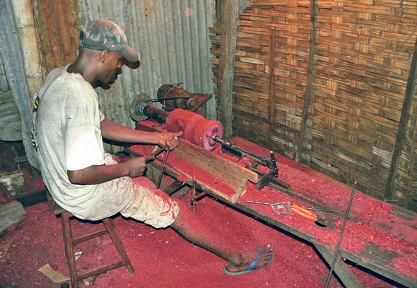 ייצור פריטים מרוזווד במדגסקר