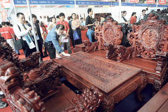 רהיטי רוזווד ביריד בסין. מיטה אחת כבר נמכרה במיליון דולר