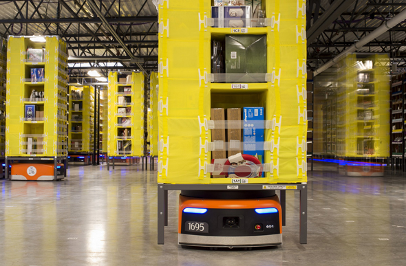 רובוטים במחסן אמזון, צילום: רויטרס