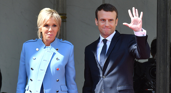 נשיא צרפת עמנואל מקרון ואשתו ברז'יט בארמון האליזה ביום ההשבעה, צילום: אם סי טי