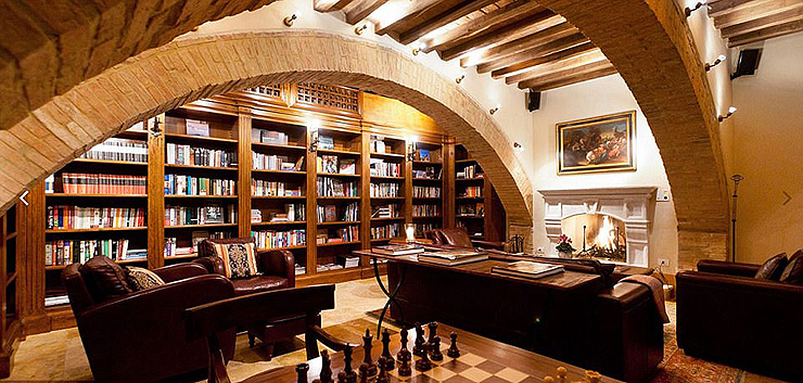 ספרים ושח מט. המקום נרכש על ידי שגריר ארה"ב איטליה ג'ון פיליפס ב-2001