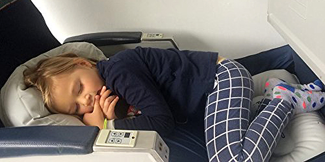 המתקן המתנפח שישים קץ לבכי תינוקות בטיסות
