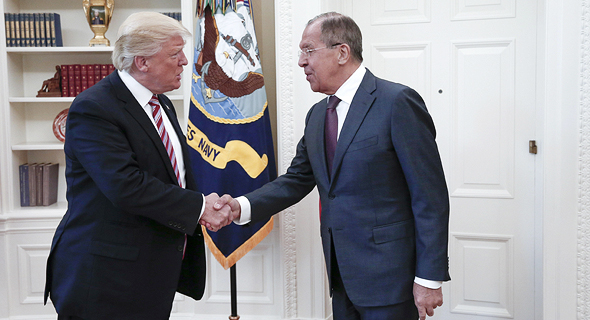 נשיא ארה"ב דונלד טראמפ פוגש את סרגיי לברוב, שר החוץ הרוסי, צילום: אם סי טי