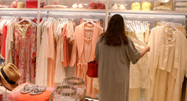 אשה בחנות בגדים, צילום: צביקה טישלר